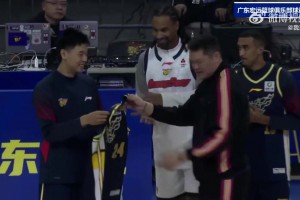 歡迎新援加盟！朱芳雨為崔永熙、薩林杰、麥考爾、奎因發(fā)放宏遠(yuǎn)球衣