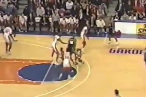 現(xiàn)象級(jí)的球員！艾弗森大學(xué)時(shí)期的精彩表現(xiàn)！獨(dú)一無二的球風(fēng)！