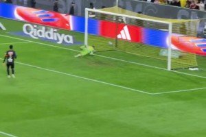 夢回2018！40歲C羅接傳中精彩倒勾破門，復(fù)刻歐冠對尤文神作