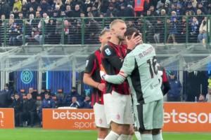 真情流露！現(xiàn)場(chǎng)實(shí)拍帕夫洛維奇親吻邁尼昂額頭