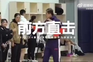 也是老將了！郭艾倫參加CBA體測(cè)，負(fù)重臥推時(shí)感覺很吃力呀！