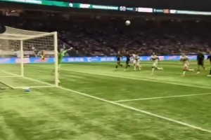 帶不動(dòng)啊！現(xiàn)場(chǎng)直拍：孫興慜補(bǔ)時(shí)階段任意球絕平后眾生相！