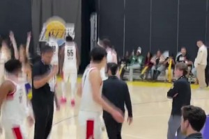 球迷大嗓門喊“楊瀚森牛逼！”，把小楊嚇一跳