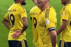 C羅倒鉤破門后，隊(duì)友為其戴上“皇冠”