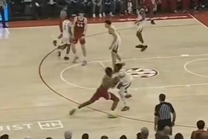 這爆發(fā)力！美媒翻出湖人新秀阿杜·蒂耶羅NCAA的炸裂隔扣??