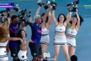 來快活啊??！球員進(jìn)球后，與啦啦隊(duì)小姐姐們一起跳舞慶祝