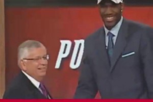 楊毅此前：奧登此前來中國，醫(yī)生發(fā)現(xiàn)左右腿差3公分，但開拓者沒看出來