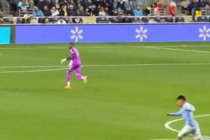 極限撲救！這么漂亮的半場弧線，門將是真撲啊??