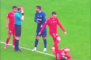 隊友：干啥呢？你快躺地上演呢??