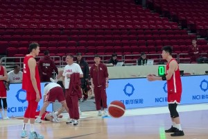 認(rèn)真?zhèn)鋺?zhàn)世預(yù)賽！周琦和張鎮(zhèn)麟在訓(xùn)練后，還留在場上商討技戰(zhàn)術(shù)