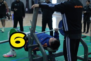 這力量什么水平？王哲林體測80KG臥推做了15個，最后看著有點懸啊