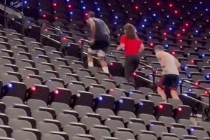 他訓(xùn)練太努力了！哈登此前帶著女助教一起爬樓梯??