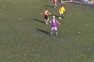 這門將有點(diǎn)猛啊！這么小的孩子過人、戰(zhàn)術(shù)、走位都有模有樣！