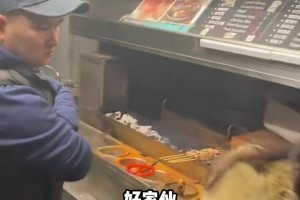 這給馬布里饞的！馬布里夫妻在美國夜晚街頭遇到了中國宵夜！