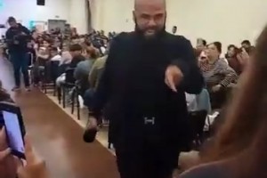 變化太大了！出獄后的阿爾維斯在教堂激情布道