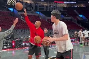 低位背打很吃這一招！楊瀚森賽前熱身練習內線勾手~~