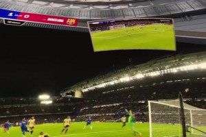 和現(xiàn)場看球沒啥區(qū)別！洛杉磯酒吧超大屏幕身臨其境看歐冠