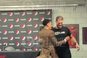 小吧直擊開拓者賽前發(fā)布會！斯普利特與丹尼·格林老友相見抱一抱