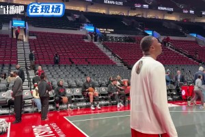 整花活??利拉德和克林根賽前訓練，在板凳席PK坐投三分~