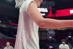 混得很開哦~楊瀚森賽前練空接暴扣，和大家都有說有笑的~