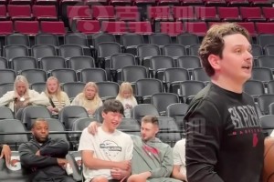 英語顯著進步！楊瀚森與助教交流無壓力??關系很好&有說有笑~