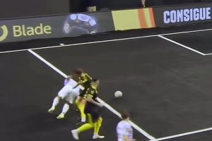 依然是那么風(fēng)騷！馬塞洛此前室內(nèi)球場(chǎng)的天秀操作！