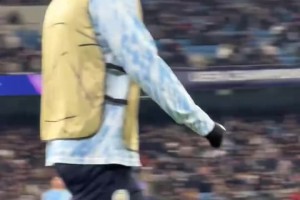 曼城2球落后，哈蘭德場(chǎng)邊熱身時(shí)的反應(yīng)??