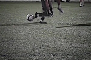 好家伙，小哥踢個(gè)業(yè)余場(chǎng)直接被裸絞