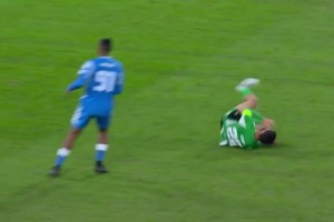 太離譜了！伊斯科遭阿姆拉巴特踢倒，隨后兩人均受傷離場！