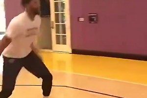 現(xiàn)在變胖了好多！濃眉剛到湖人的時候，這個體型多完美啊