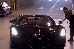 這也太帥了！東契奇今日駕駛新買的座駕布加迪來到球館??