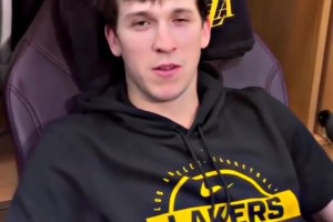 里夫斯：濃眉是有史以來(lái)最好的球員之一，能交換球衣很有趣~