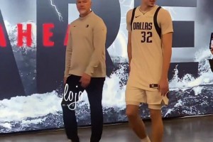 轟35分8板生涯之夜！獨(dú)行俠狀元弗拉格賽后一路笑著離開球館~