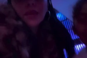 嫂子還是這么美！瓦妮莎曬視頻：又是和女兒們?cè)诘鲜磕岬囊惶??