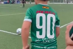 這位置挺好啊！名場(chǎng)面：球迷管安切洛蒂要口香糖吃！