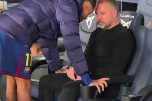 贏球也不高興！弗里克賽后獨坐替補席神情嚴肅，拉菲尼亞上前交流