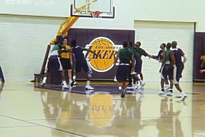 一招一式來(lái)自于千錘百煉！科比當(dāng)訓(xùn)練賽的絲滑進(jìn)攻技巧！