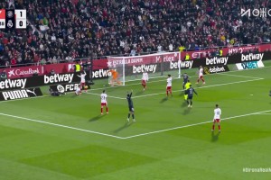 皇馬1-1扳平！維尼修斯左路強(qiáng)突造點，姆巴佩主罰命中