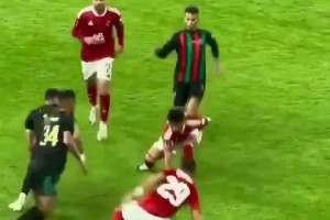 摩洛哥某球隊(duì)球迷向場內(nèi)扔了一把匕首，還被對(duì)方球隊(duì)撿到了？！