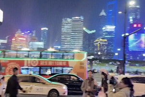 太出片了！當182女門將身穿德國隊球衣出現(xiàn)在上海街頭