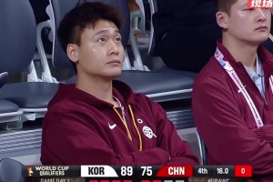 中國男籃大比分落后，隊長趙睿在場邊面色凝重，一臉無奈