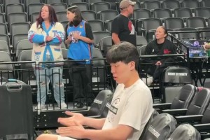 楊瀚森今天穿城市球衣對應的波特蘭機場配色李寧馭帥20球鞋