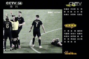 給C羅整不會了！隊友被對手一肘子頂飛后原地滾了好幾圈