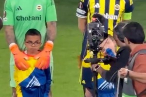 鐵漢柔情！埃德森想吸引女球童注意，得知她是聾人立即改手語交流