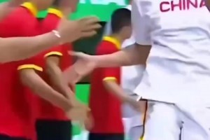 看懵了！字母哥此前中國行指導(dǎo)年輕球員：用你們的腦子去打球！