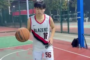 野球場(chǎng)小哥模仿楊瀚森，大家覺(jué)得像不像？