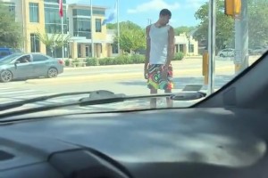 此前路人開車在馬路上偶遇文班亞馬，靜態(tài)天賦太炸了