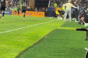 廢人動(dòng)作??！美職聯(lián)這踢得還以為是橄欖球呢