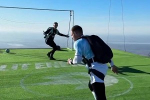 外國網(wǎng)紅在1700米高空上踢足球…哥們你是真玩命，還Siuu