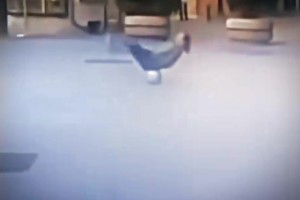 世界杯上來這一下絕對(duì)是第1名熱度，給大家展示一個(gè)帶人過球！